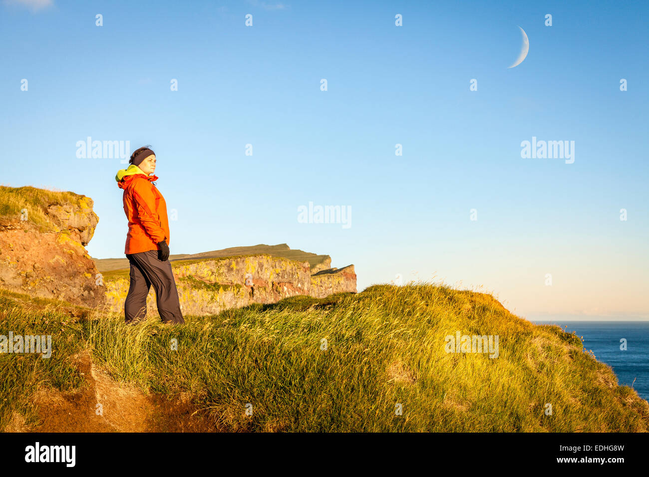 Un turista è ammirando una vista da scogliere Latrabjarg in Wesfjords, Islanda Foto Stock