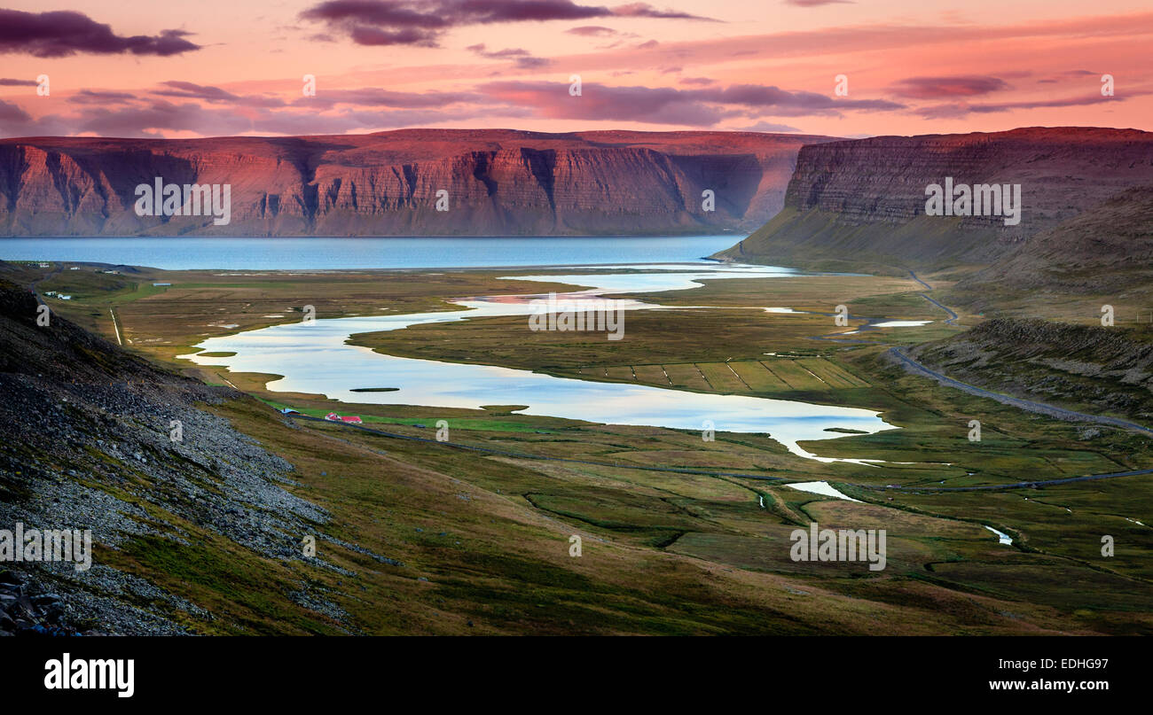 Vista panoramica del Westfjords in Islanda al tramonto Foto Stock