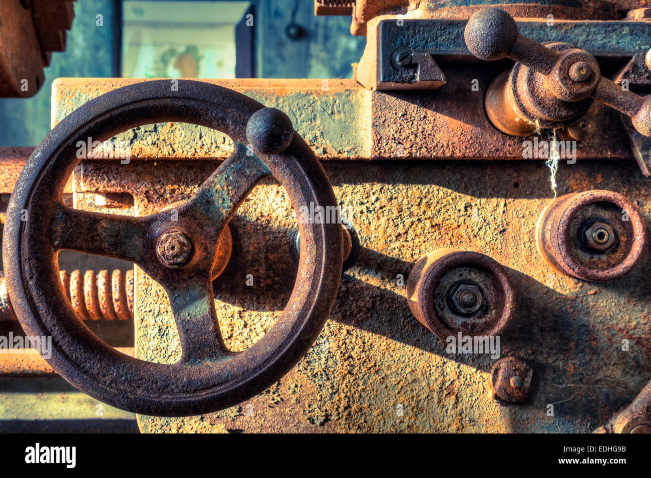 Vista dettagliata del tornio arrugginito le manopole a una nave abbandonata opere in Islanda Foto Stock