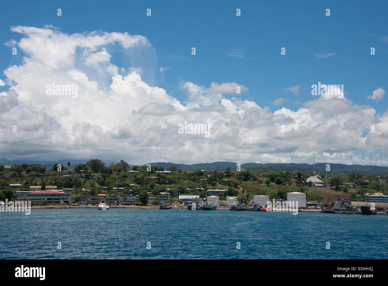 La Melanesia, Isole Salomone, isola di Guadalcanal. Vista costiera della zona intorno alla città capitale di Honiara. Punto Cruz porto. Foto Stock