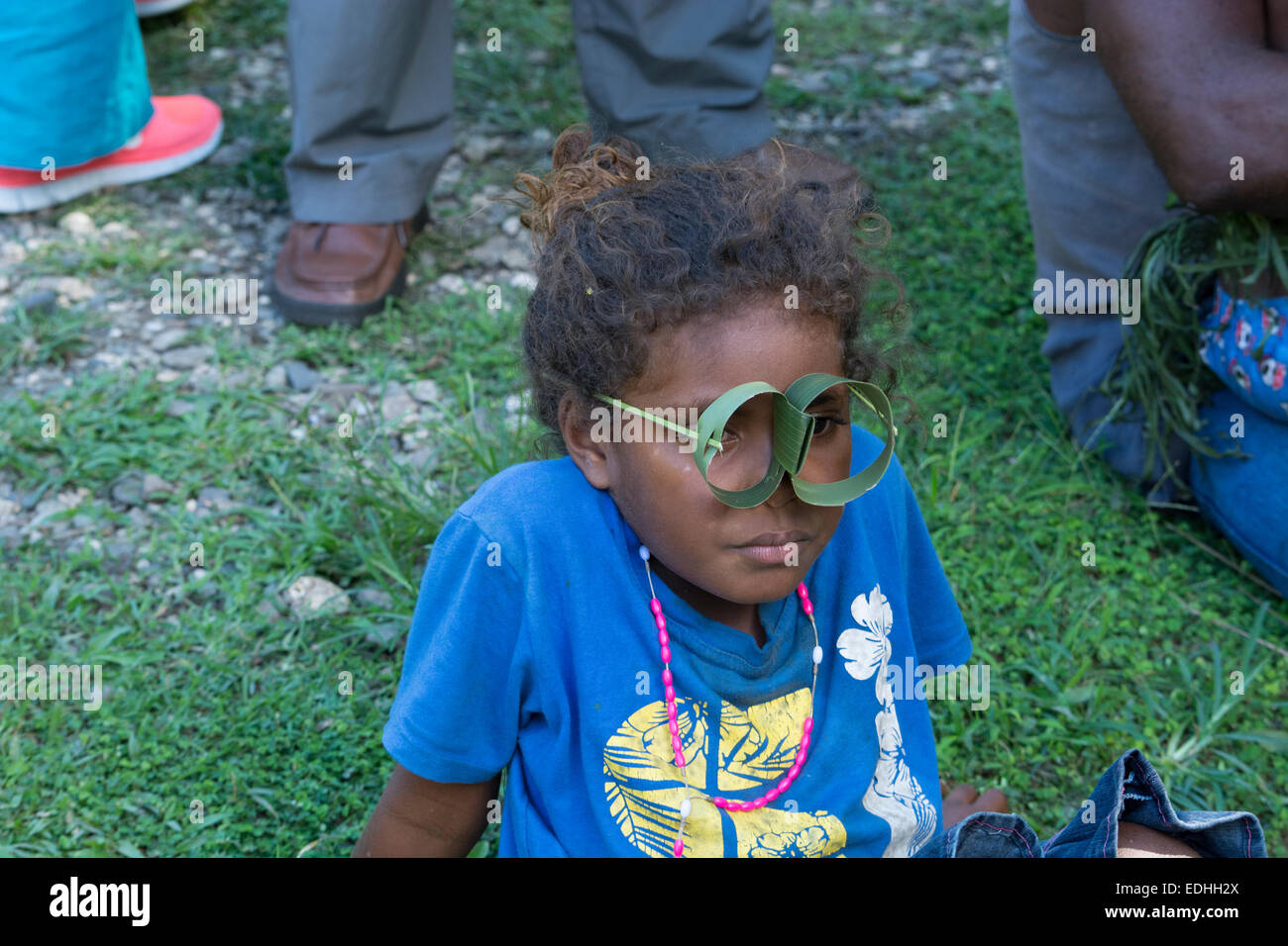 La Melanesia, Isole Salomone, Guadalcanal isola, la città capitale di Honiara. Kakabona Villaggio Culturale. Ragazza giovane con occhiali di Palm Foto Stock