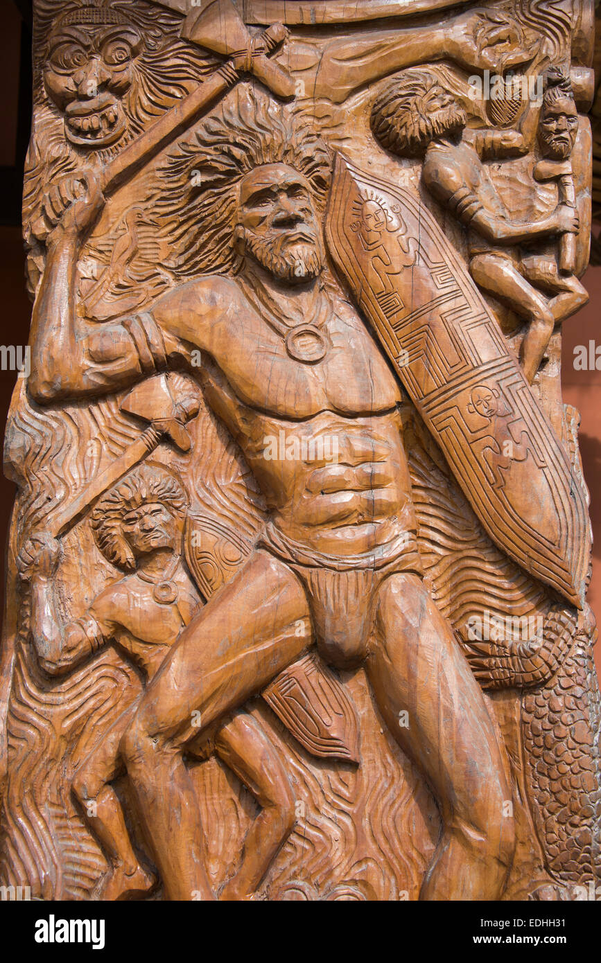 La Melanesia, Isole Salomone, Guadalcanal isola, la città capitale di Honiara. Dettaglio di un tradizionale scultura in legno del guerriero. Foto Stock