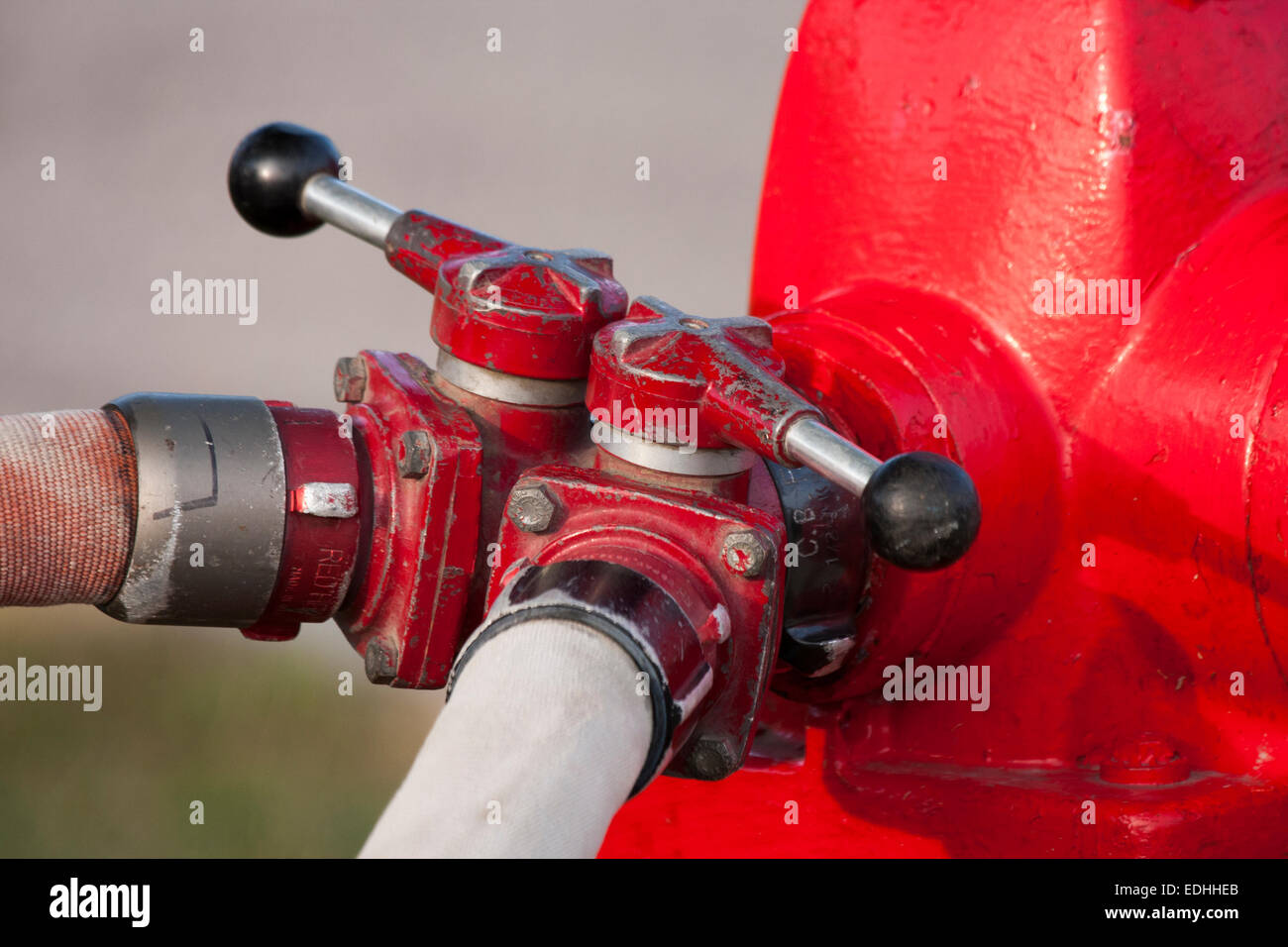 Idrante rosso e hoselines attaccato con valvole Foto Stock