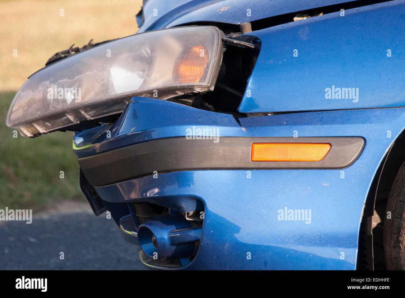 Una estremità anteriore collisione di un auto blu Foto Stock