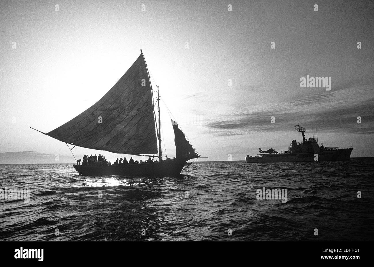 I migranti haitiani in una barca di fortuna sono interdetti in mare sul loro modo di Florida da parte del governo degli STATI UNITI Guardacoste Harriet Lane Dicembre 15, 1991 nel mar dei Caraibi. I rifugiati verranno portati nei campi di Guantanamo Bay a Cuba per il rimpatrio. Foto Stock