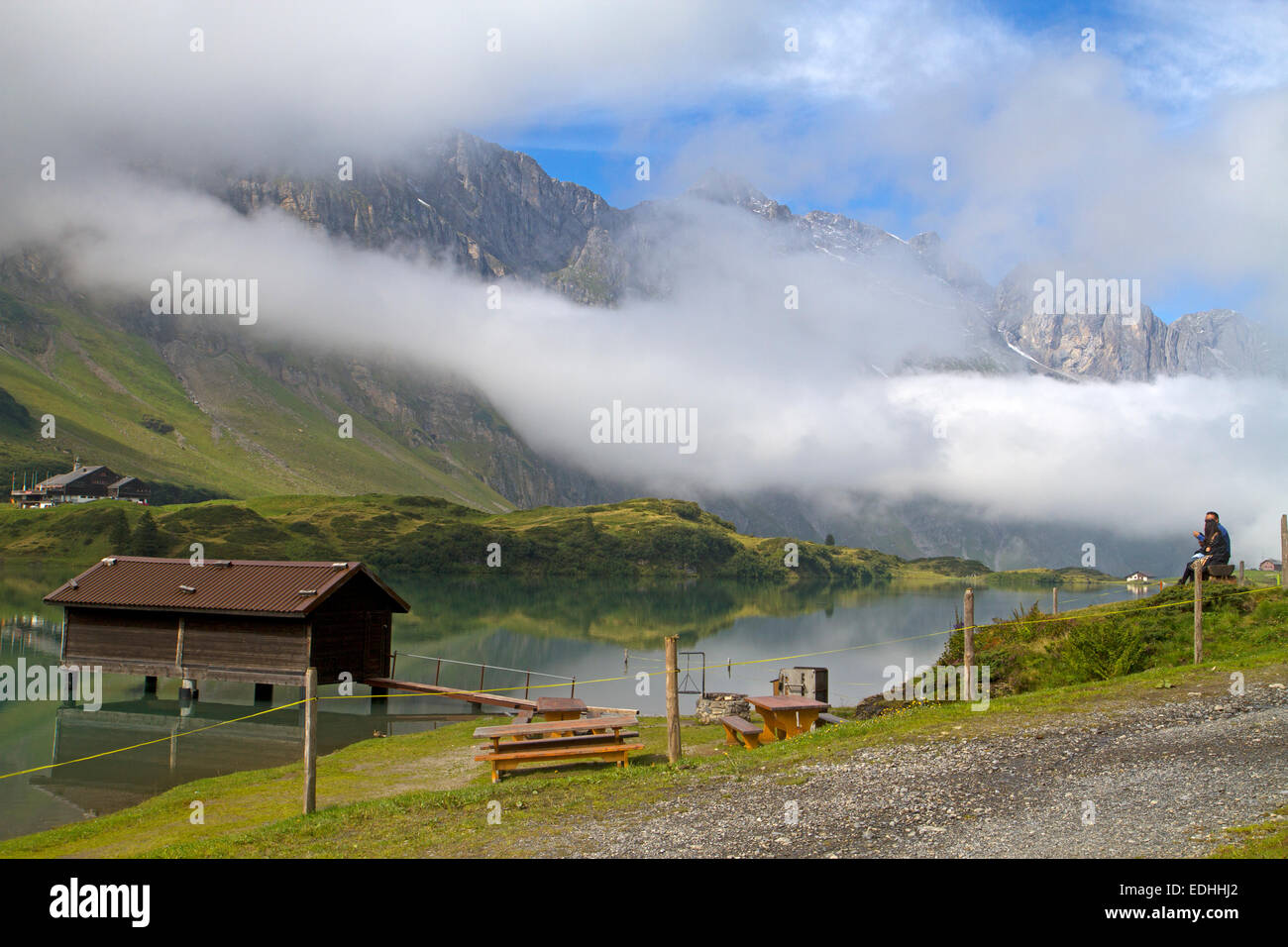 Trubsee, un lago alpino seduto ai piedi di Jochpass nelle Alpi Svizzere Foto Stock