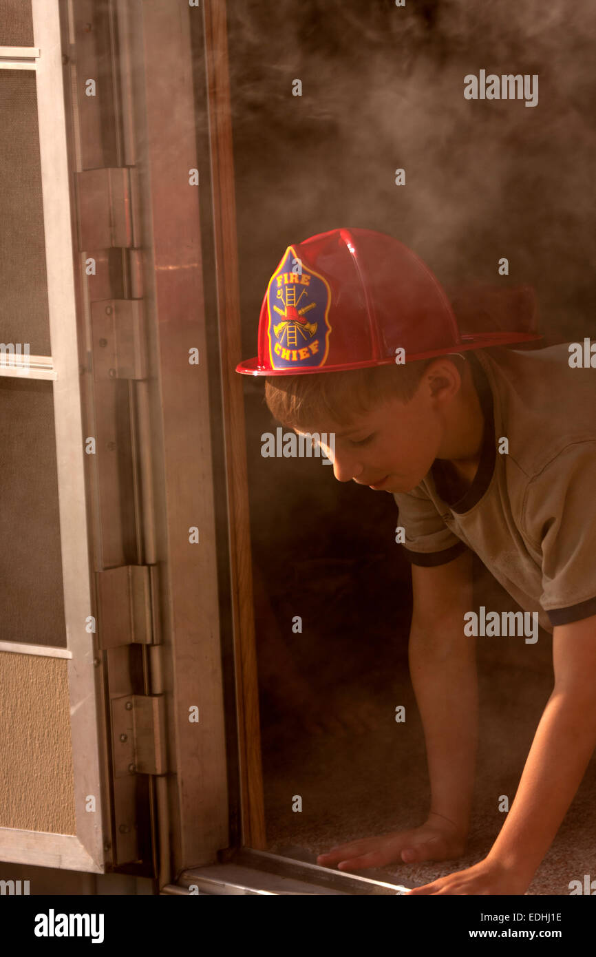 Un ragazzo che esce da un piena di fumo sopravvivere vivo sala del rimorchio Foto Stock
