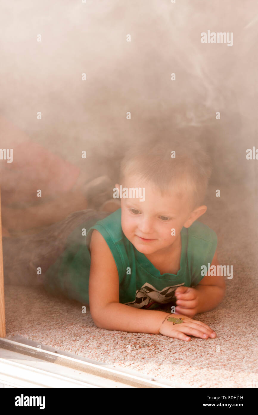 Un ragazzo che esce da un piena di fumo sopravvivere vivo sala del rimorchio Foto Stock