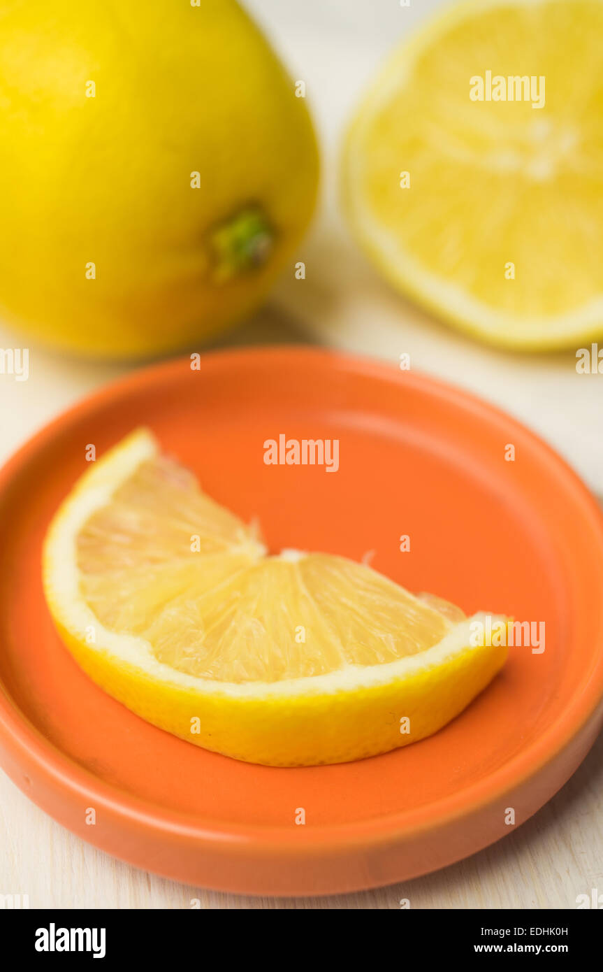 Limone e fetta di limone vicino Foto Stock