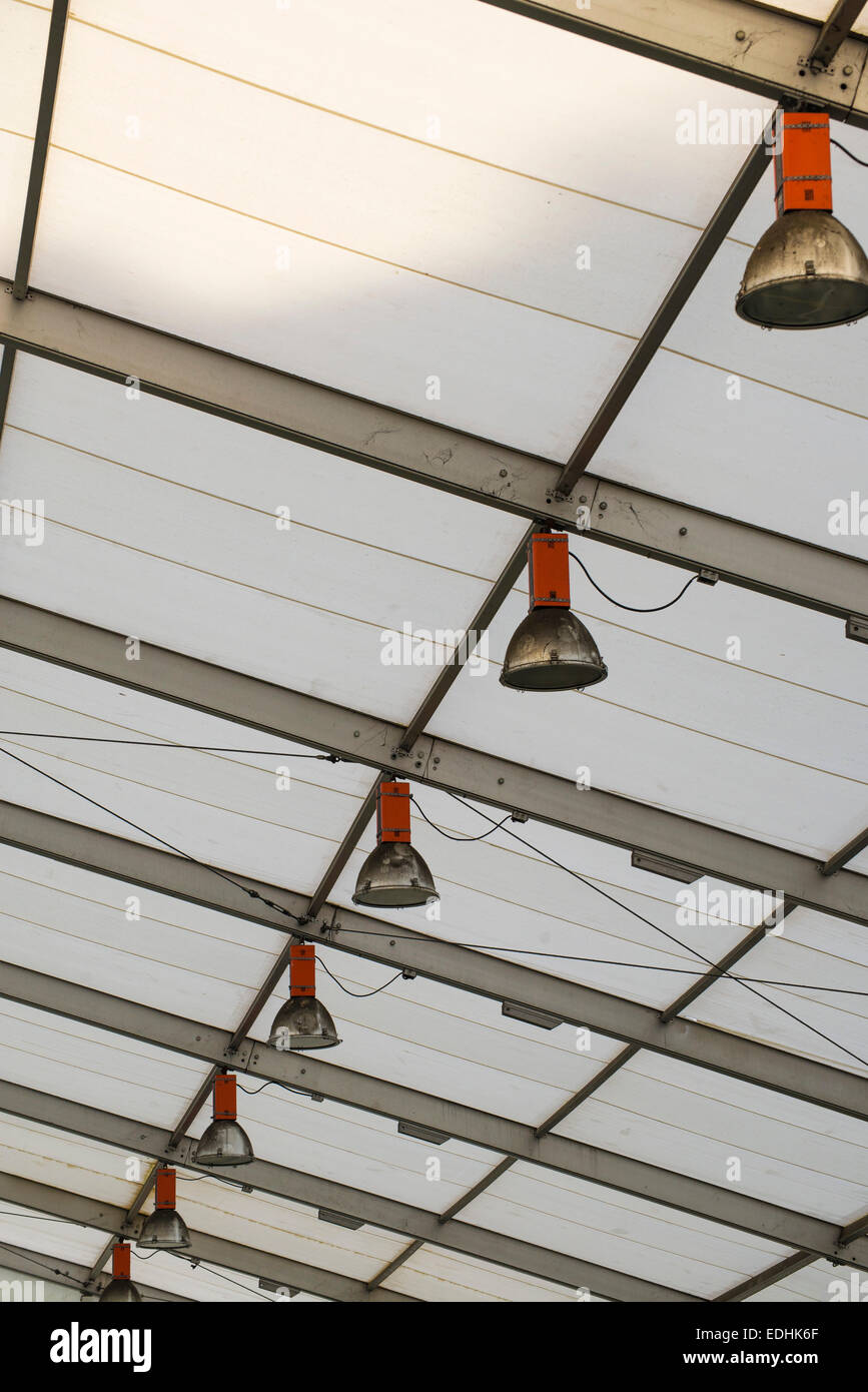 Allineati lampada elettrica sul tetto di un magazzino Foto Stock