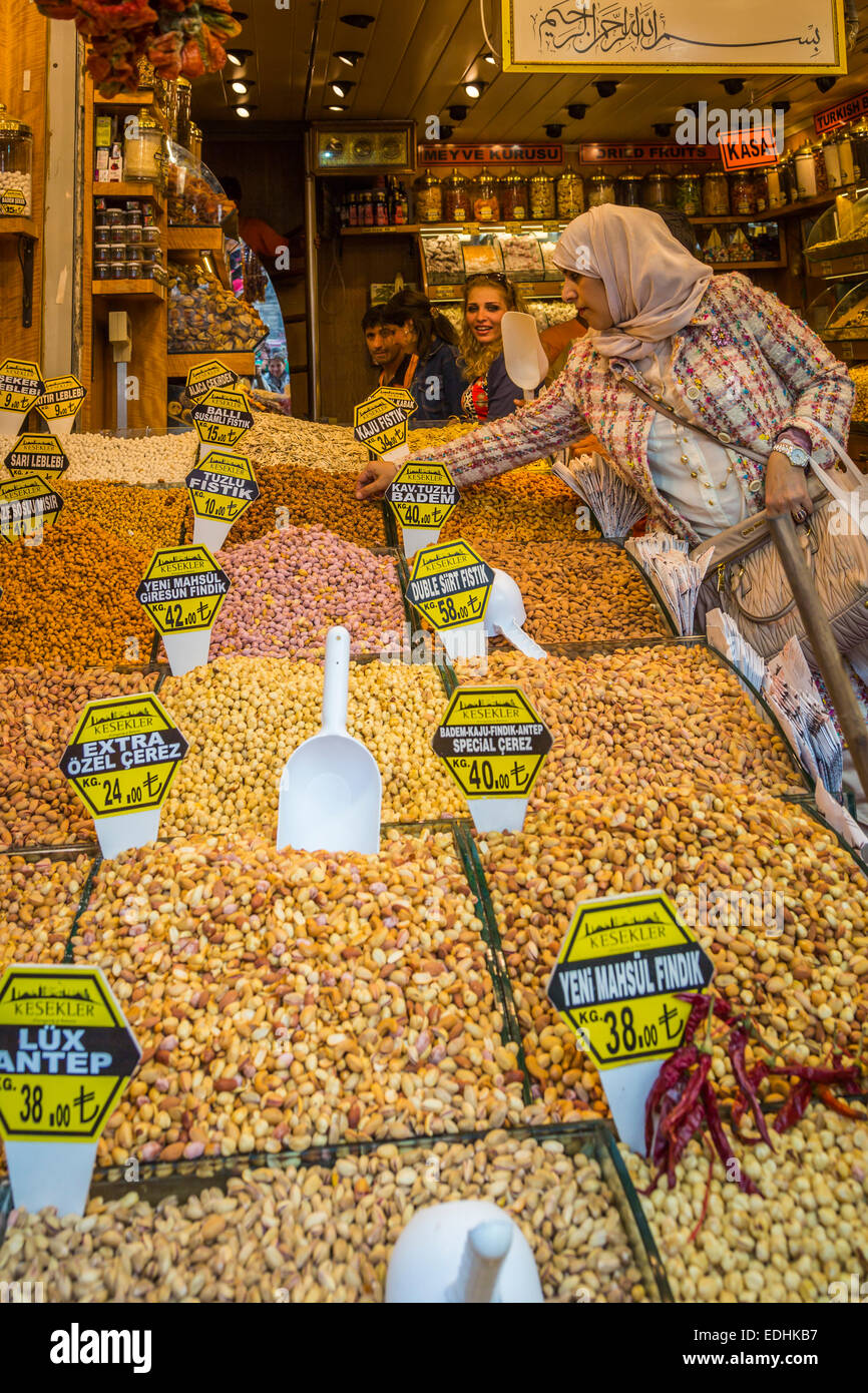 Un display di spezie fresche e i dadi in un negozio di specialità ad Istanbul in Turchia, Eurasia. Foto Stock