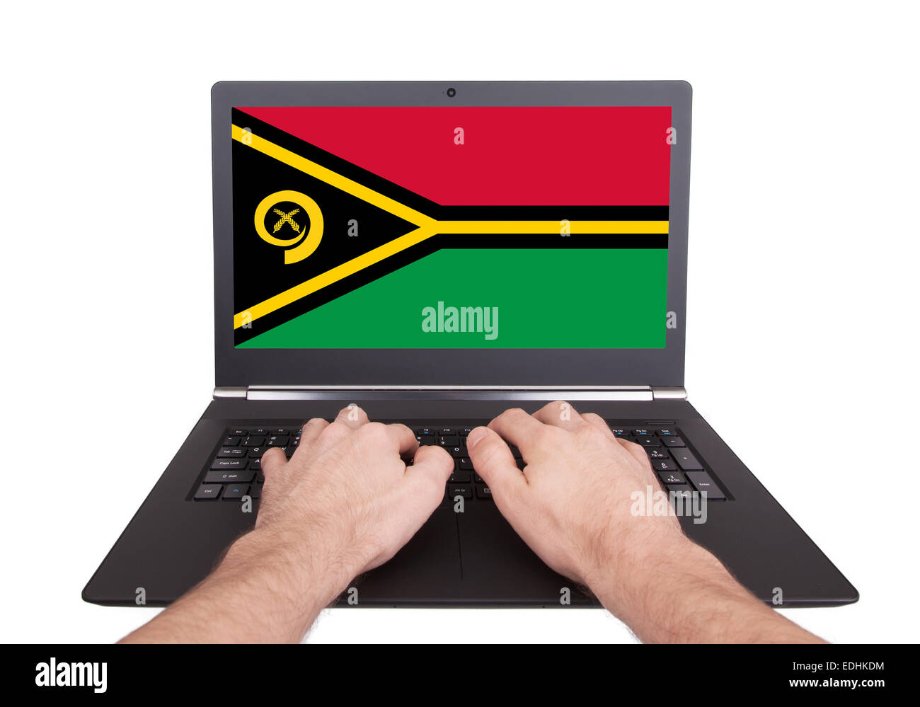 Mani lavorando su laptop che mostra sullo schermo la bandiera di Vanuatu Foto Stock