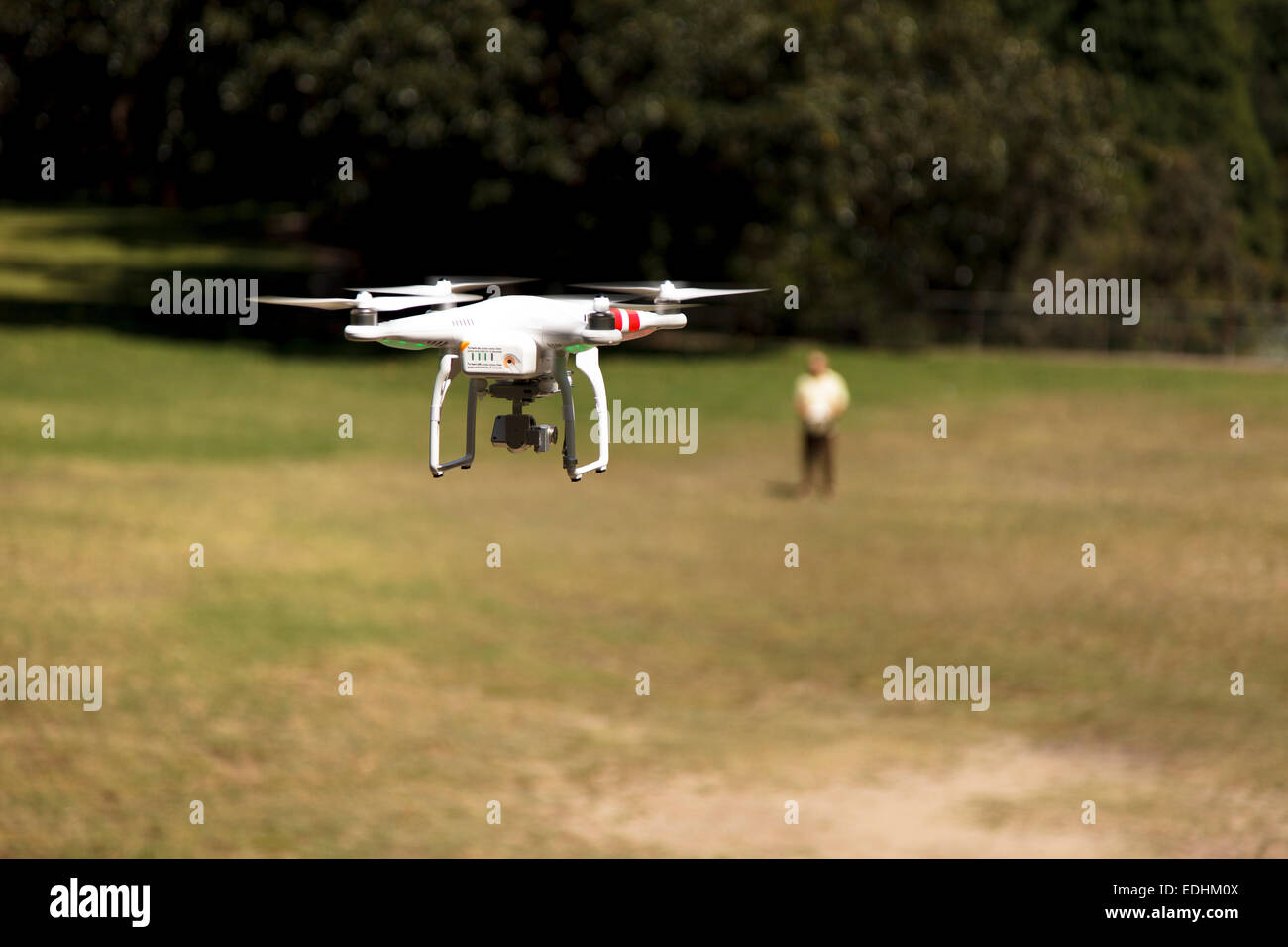 Operatore drone battenti il suo drone Foto Stock