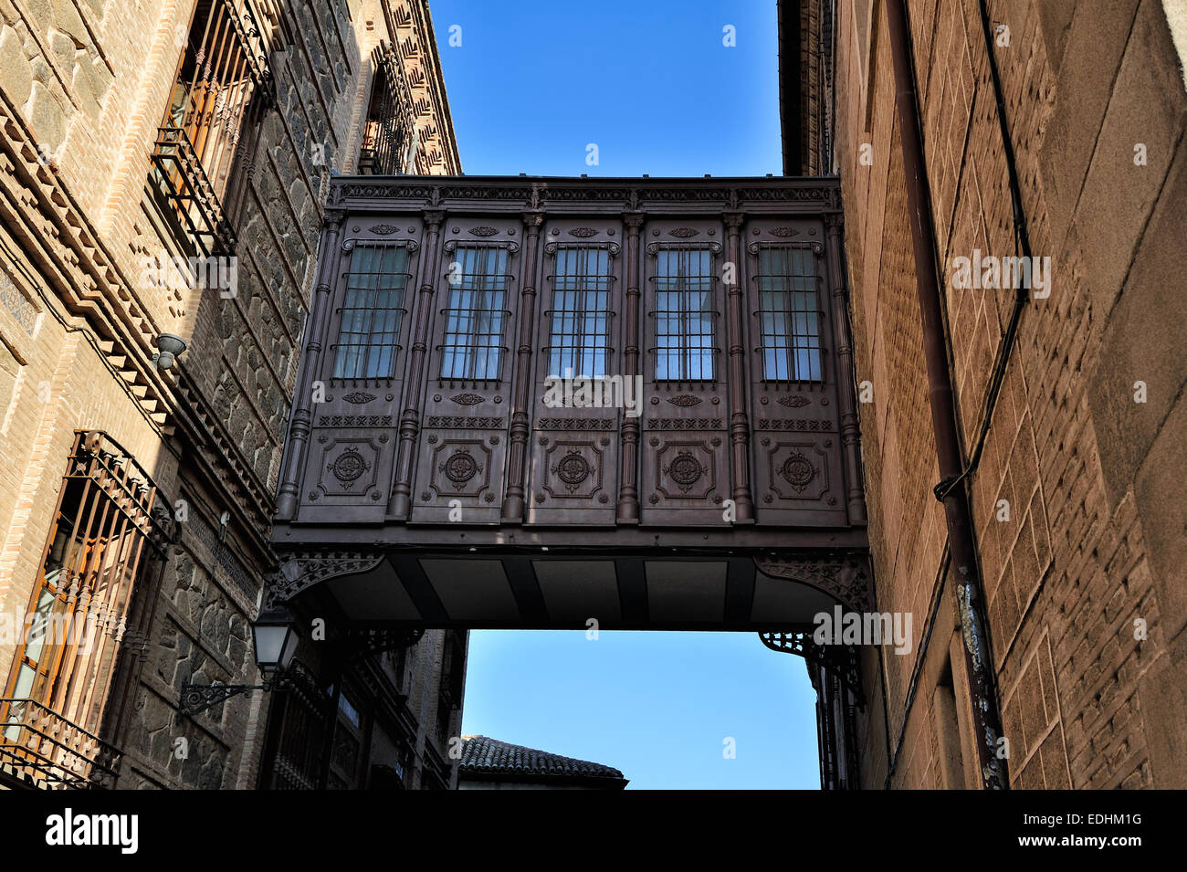 Vista della vecchia viale medievale a Toledo, Spagna Foto Stock