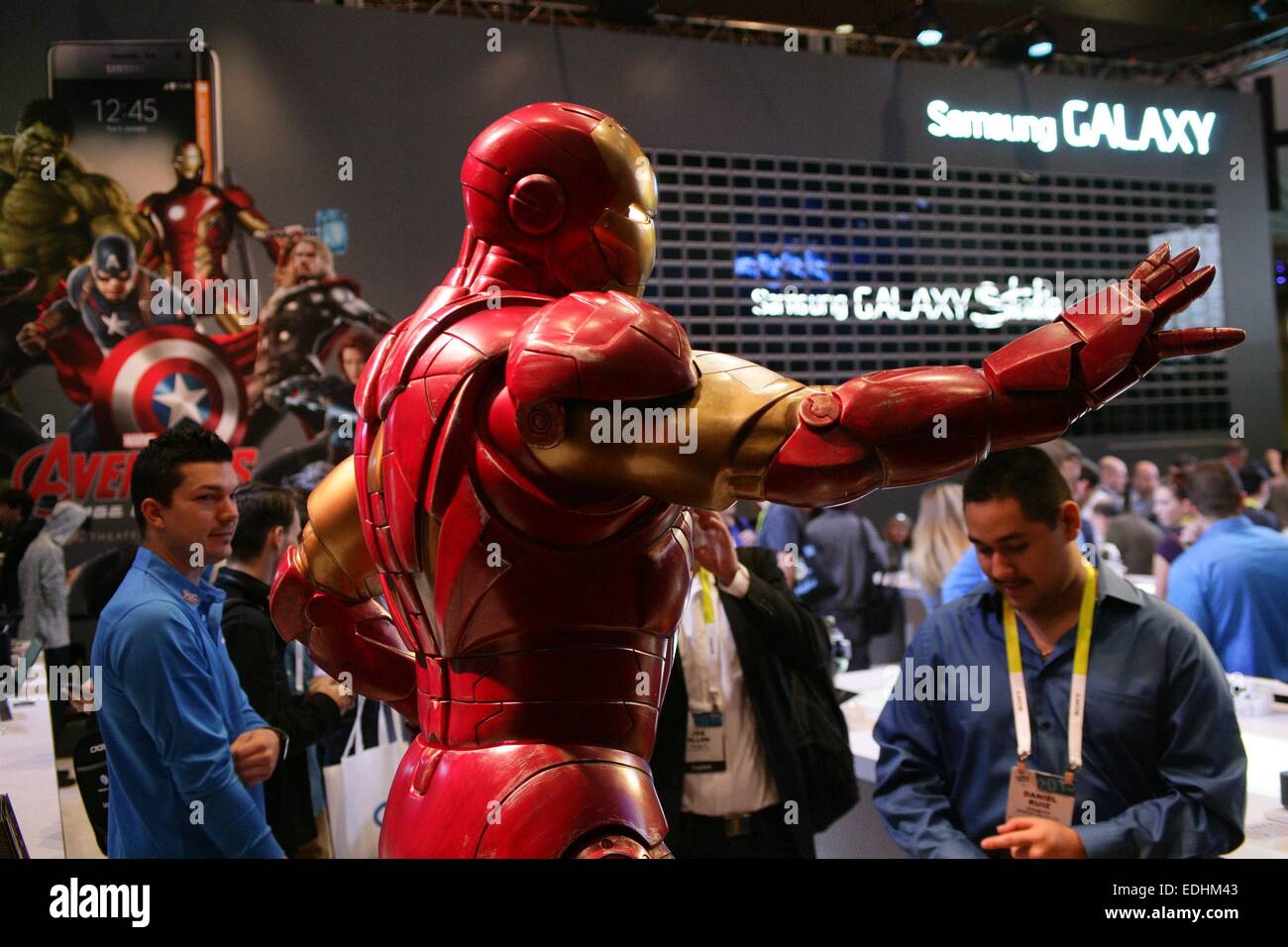 Las Vegas, NV, Stati Uniti d'America. Il 6 gennaio, 2015. Marvel Entertainment LLC, Iron Man, Samsung Galaxy stand di presenze per il 2015 International CES Consumer Electronics Show - MER, Las Vegas Convention Center Las Vegas NV Gennaio 6, 2015. Credito: James Atoa/Everett raccolta/Alamy Live News Foto Stock