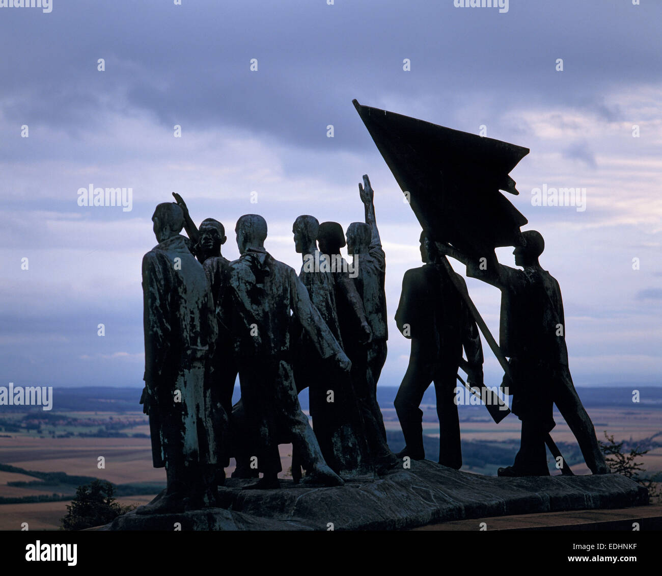 D-Weimar, Ilm Thueringer Becken, Turingia, Grosser Ettersberg, Buchenwald Memoriale, KZ, Buchenwald campo di concentramento tedesco di storia, il terzo Reich, il Nazionalsocialismo, criminalism nazista, l' Olocausto, il genocidio degli ebrei di persecuzione e sterminio degli ebrei, Buchenwald monumento, un gruppo di figure da Fritz Cremer, nuvole scure, simbologia, Patrimonio Mondiale dell UNESCO Foto Stock