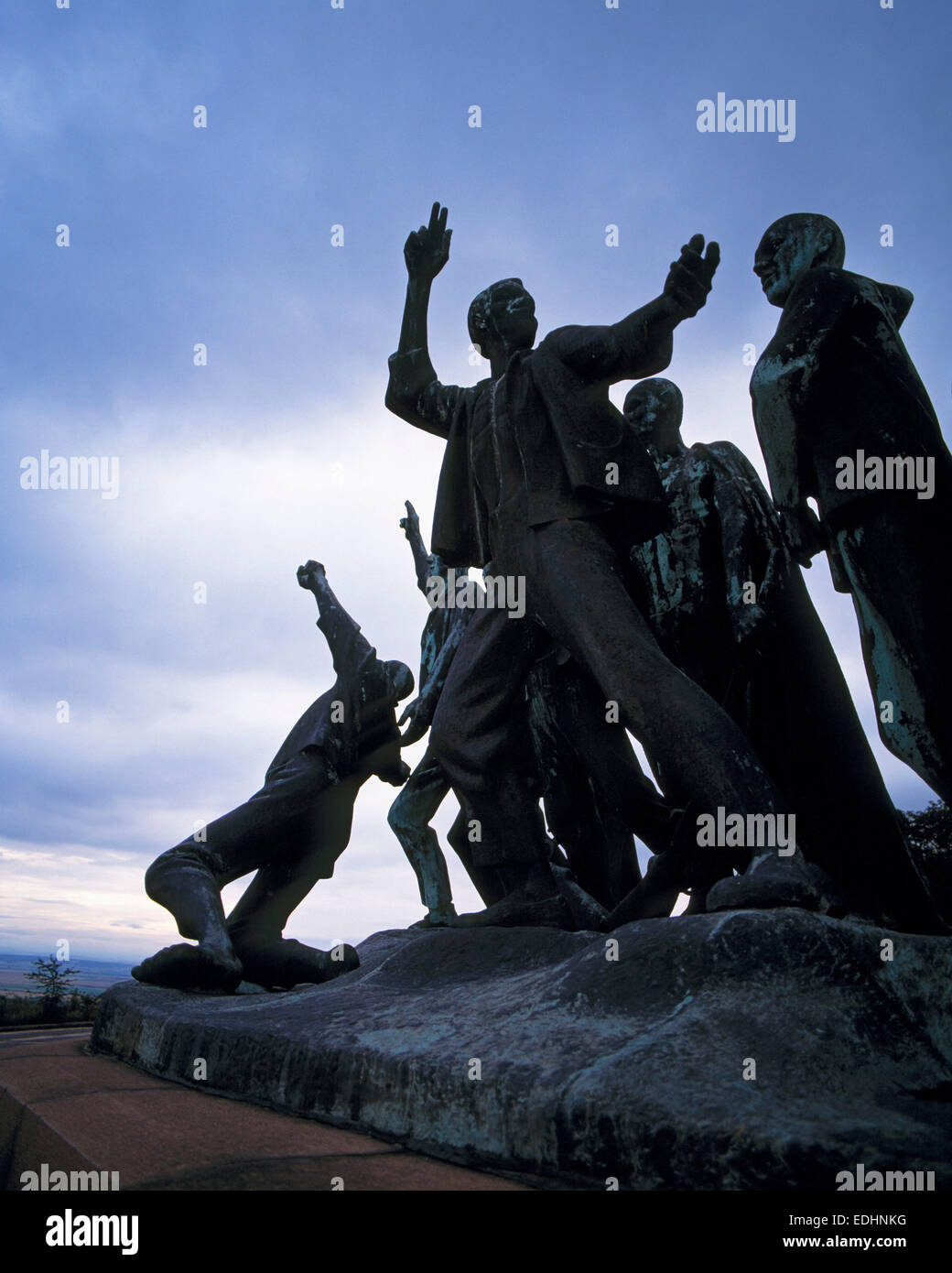 D-Weimar, Ilm Thueringer Becken, Turingia, Grosser Ettersberg, Buchenwald Memoriale, KZ, Buchenwald campo di concentramento tedesco di storia, il terzo Reich, il Nazionalsocialismo, criminalism nazista, l' Olocausto, il genocidio degli ebrei di persecuzione e sterminio degli ebrei, Buchenwald monumento, un gruppo di figure da Fritz Cremer, nuvole scure, simbologia, Patrimonio Mondiale dell UNESCO Foto Stock