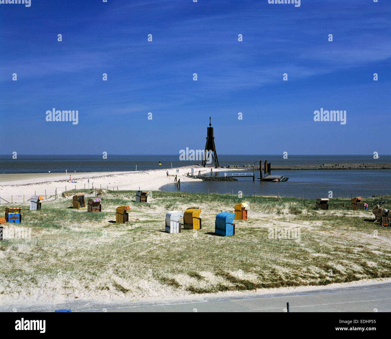 Strandkoerbe und Kugelbake als historisches Seezeichen fuer die Schifffahrt an der Elbemuendung in Cuxhaven, Nordsee, Bassa Sassonia Foto Stock