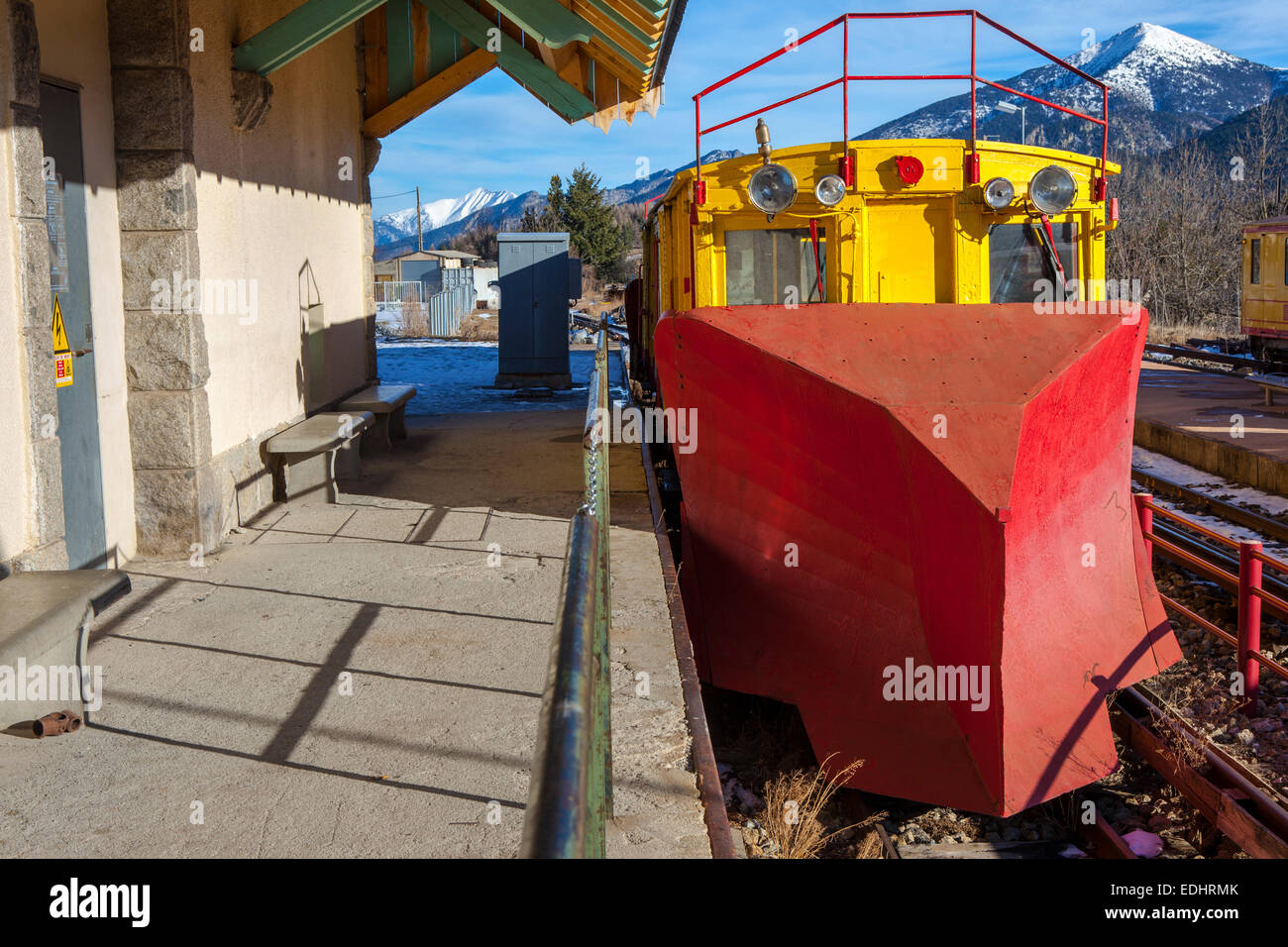 Spazzaneve o chasse beige sul treno Jaune, trenino giallo, Canari, o Ligne de Cerdagne, è un 63km lungo la strada ferrata da Villefra Foto Stock