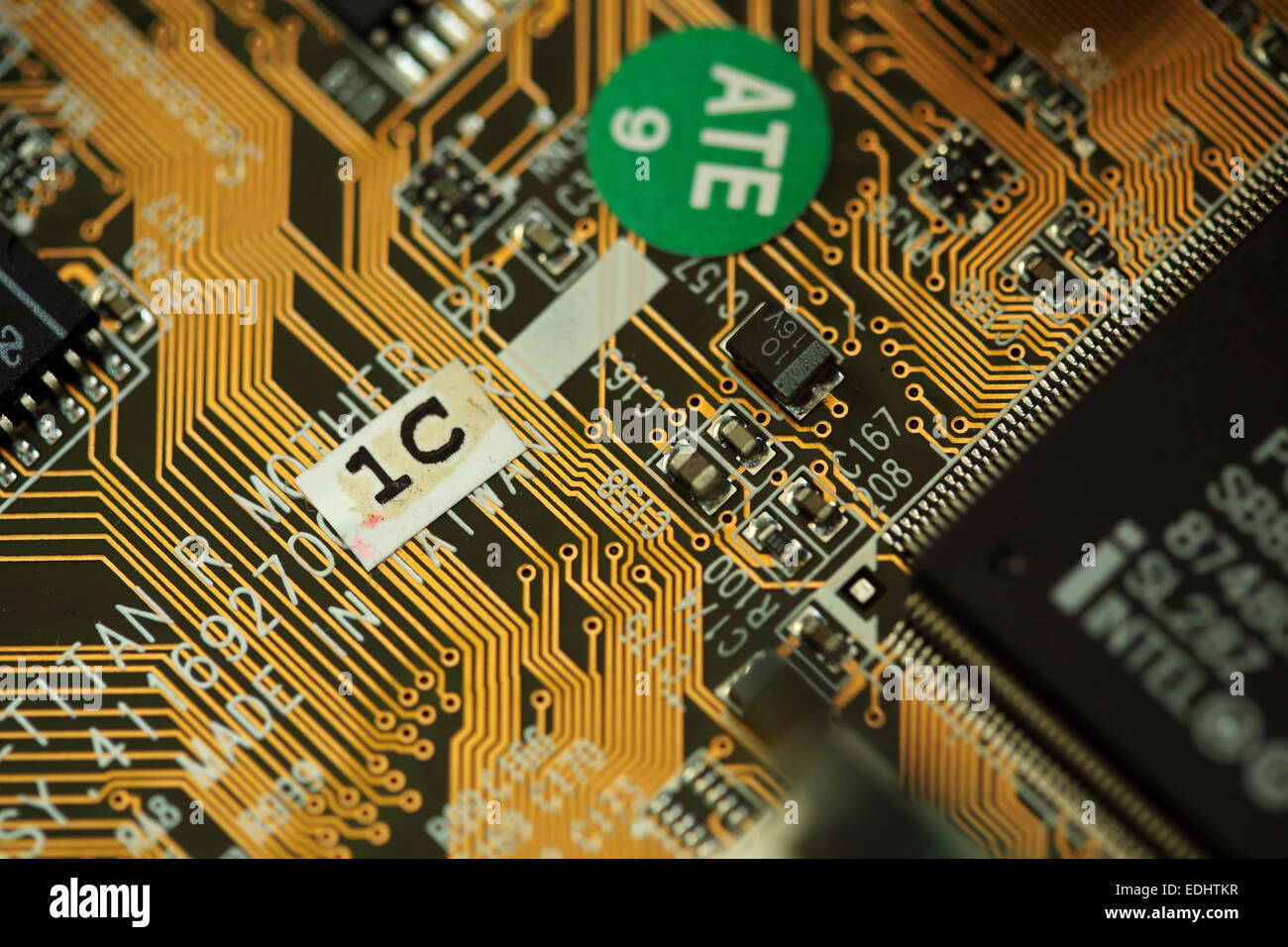 Una scheda a circuito stampato con microchip. Il circuito integrato viene fornito da un computer. Foto Stock