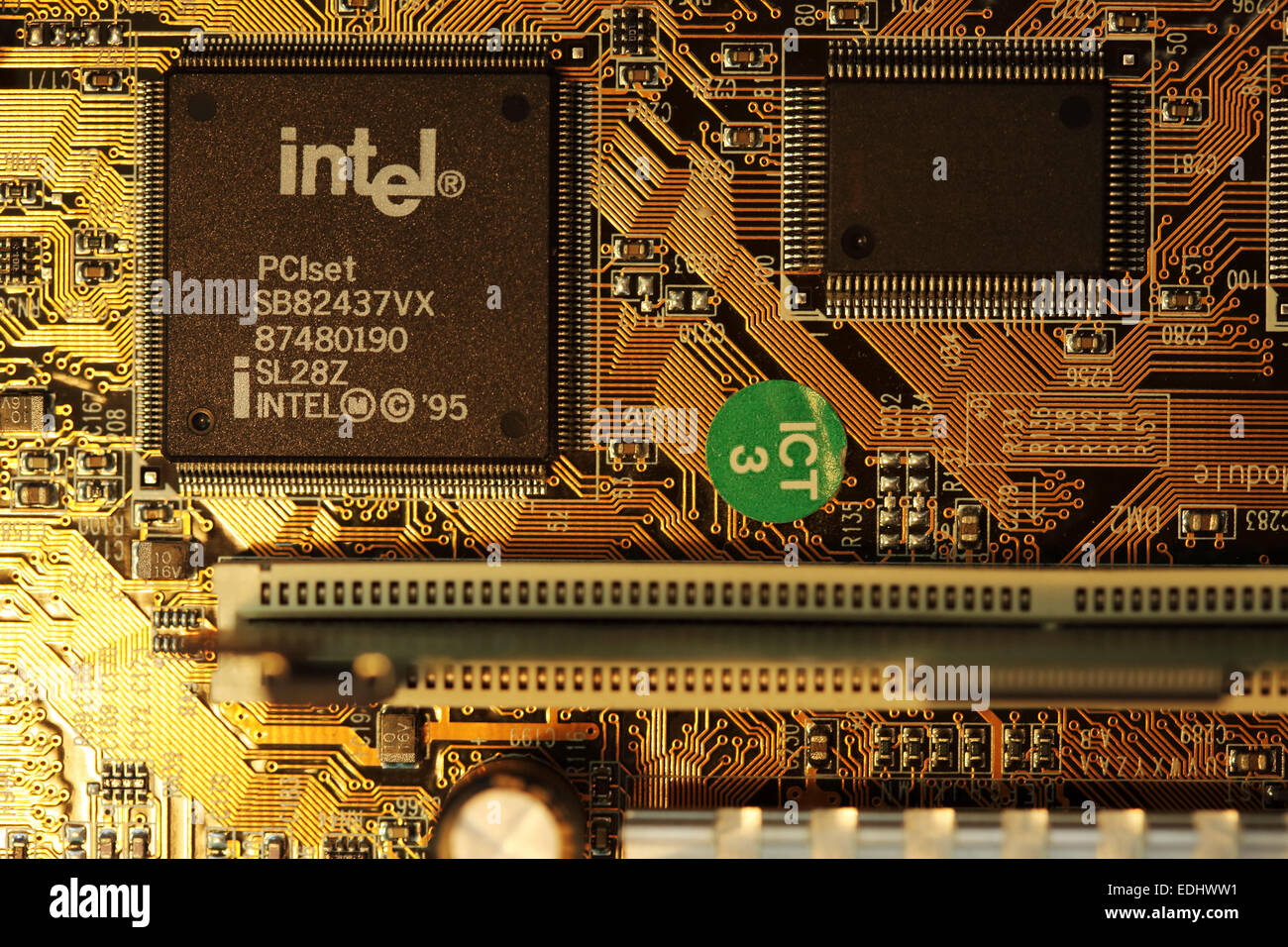 Una scheda a circuito stampato con microchip. Il circuito integrato viene fornito da un computer. Foto Stock