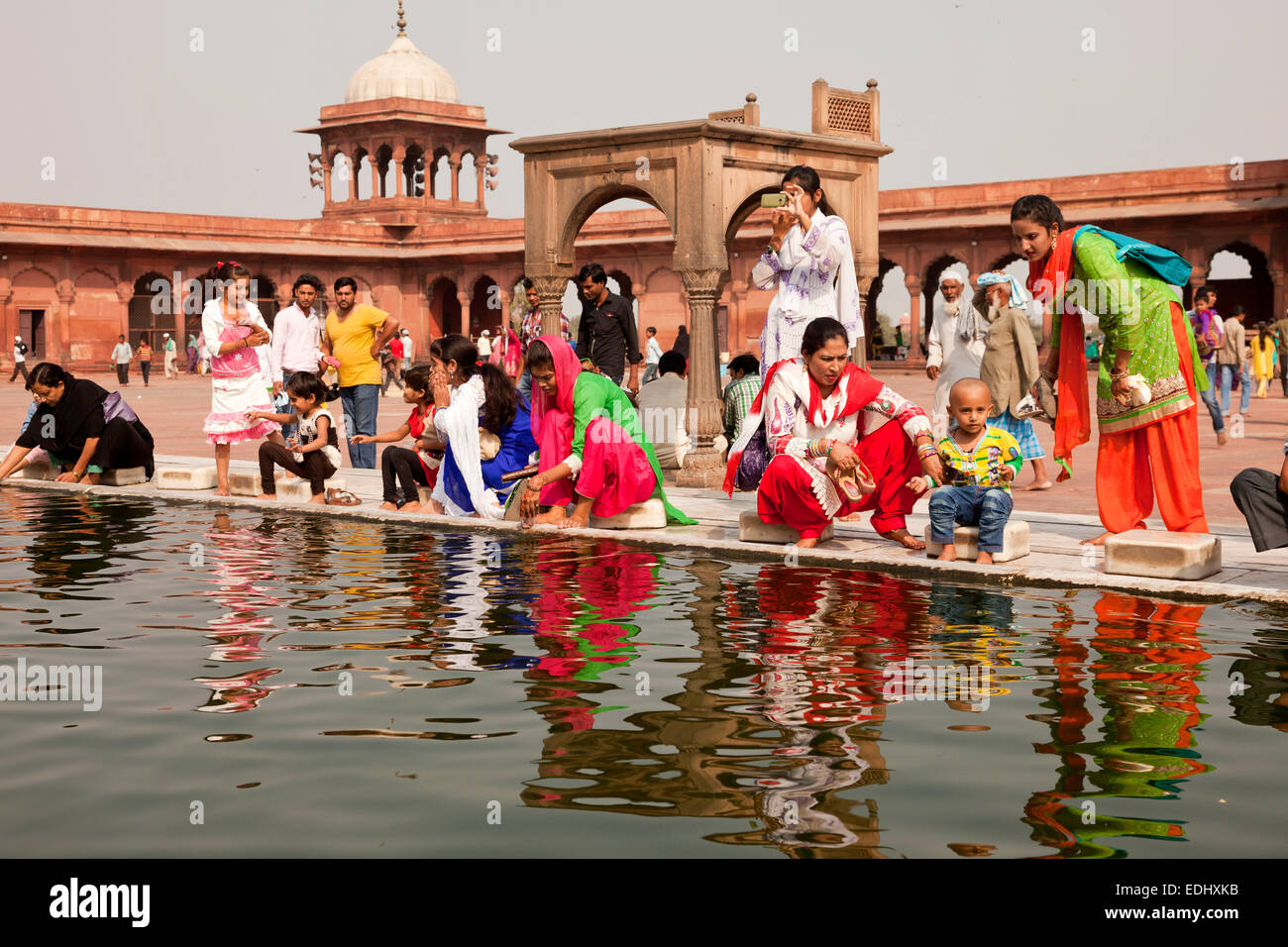La devota musulmani purificare se stessi nel bacino idrico del venerdì moschea Jama Masjid, Delhi, India Foto Stock