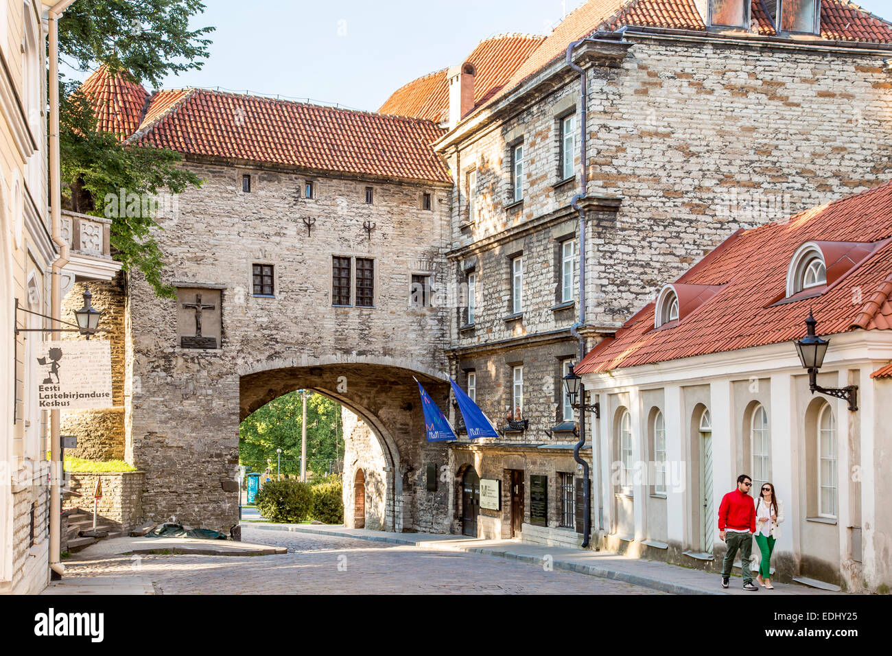 Grandi Strand tor gate con le mura cittadine e la Estone museo marittimo, Tallinn, Estonia Foto Stock