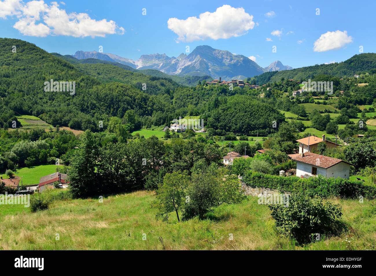 Il paesaggio delle Alpi Apuane, nei pressi di San Michele, Garfagnana in provincia di Lucca - Toscana, Italia Foto Stock