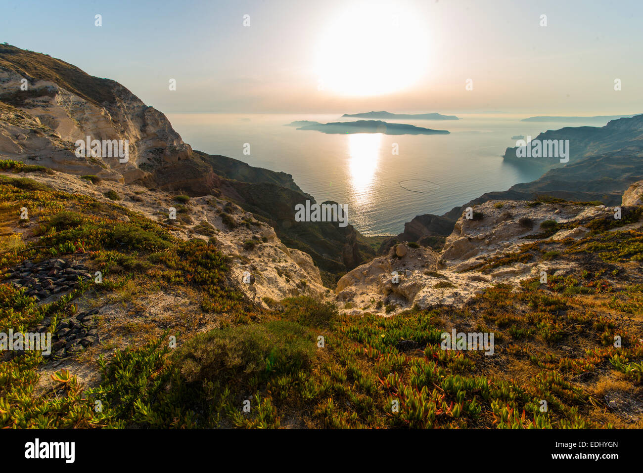 Natura paesaggio con vista del cratere di Nea Kameni, tramonto, SANTORINI, CICLADI Mar Egeo, Grecia Foto Stock
