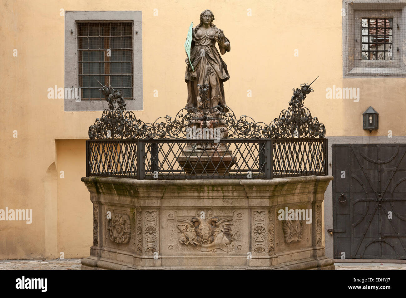 Justitiabrunnen fontana con la scultura della dea di amore, dal 1661, progettato da Leoprand Hilmer, Justitia-Hof square Foto Stock