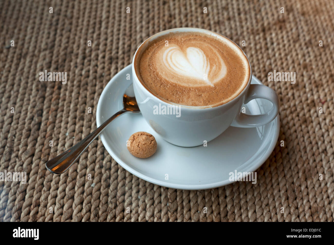 Tazza di cappuccino con schiuma di latte cuore Foto stock - Alamy