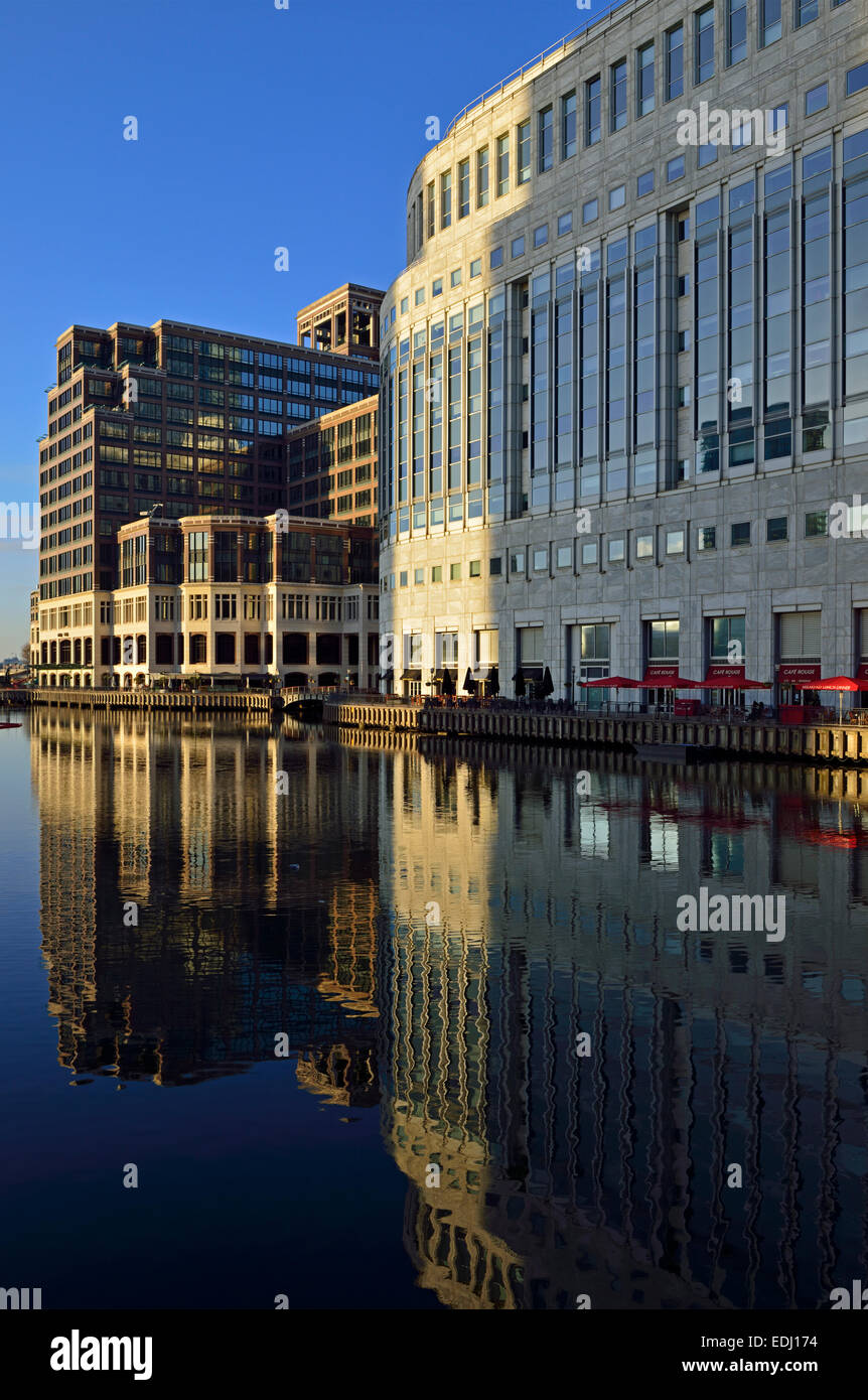 Gli edifici si riflette nell'esportazione Dock, West India Docks, Mackenzie a piedi, Sud colonnato, Canary Wharf station wagon, Docklands, London E14, Regno Unito Foto Stock