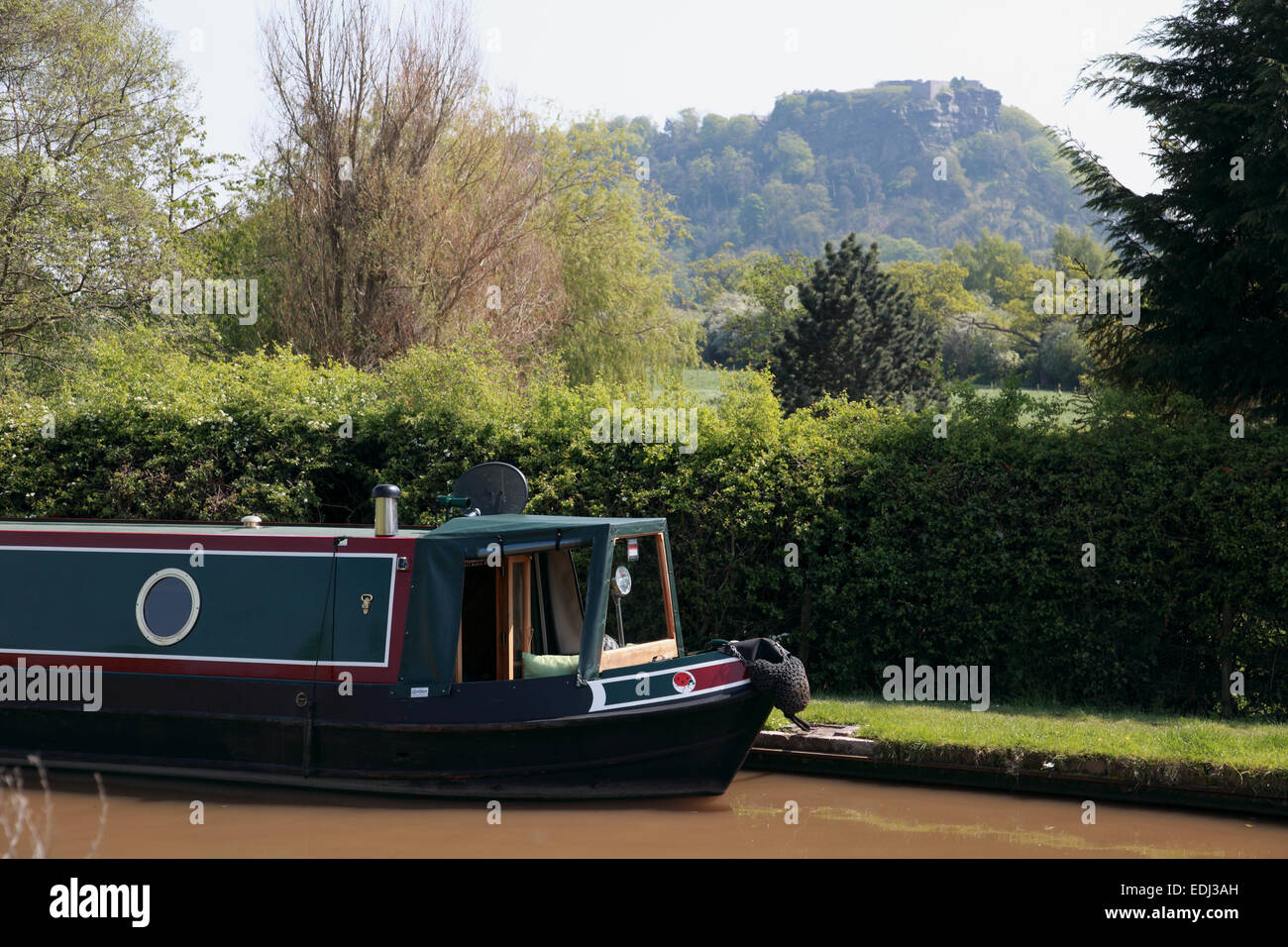 Un narrowboat ormeggiato sul Shropshire Union Canal con Beeston Castle in background Foto Stock
