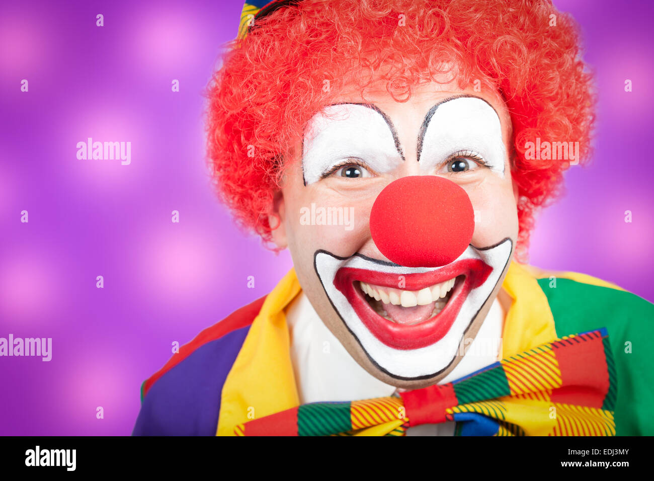 Clown closeup con sfondo viola Foto Stock
