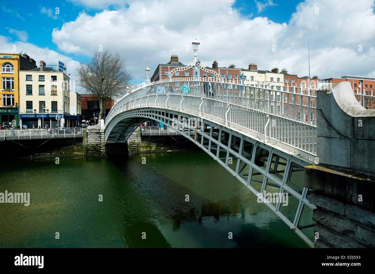 Ha'penny Bridge sul fiume Liffey Dublino Irlanda Foto Stock