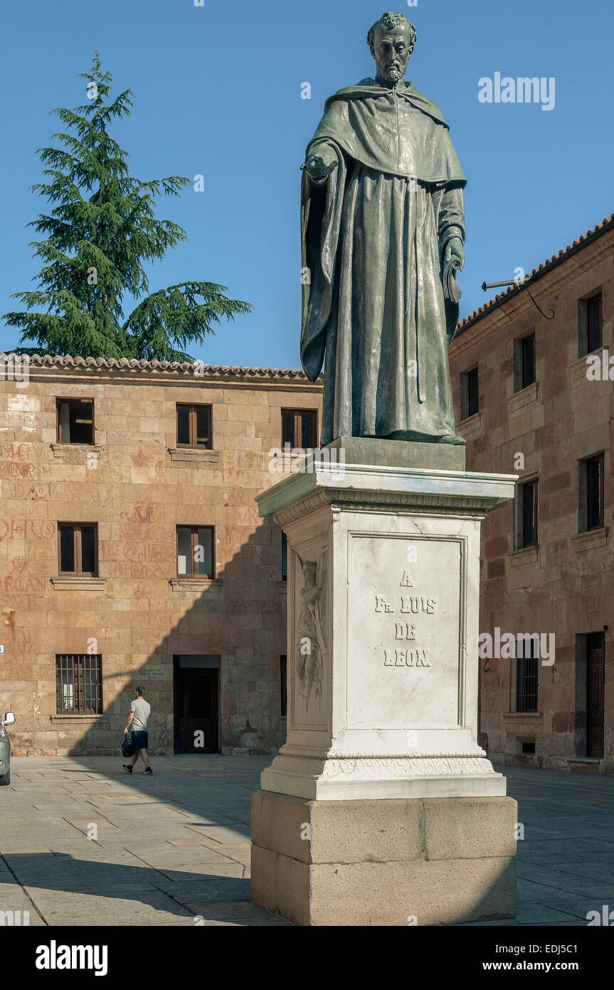 La statua di Fray Luis de León nel cortile dell'Università di Salamanca, Castilla y Leon, Spagna, Europa Foto Stock