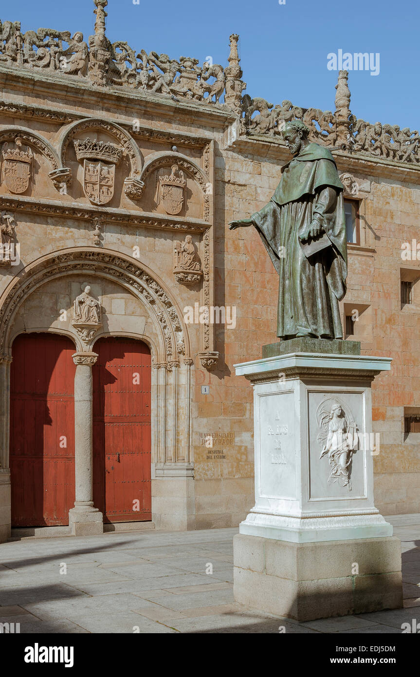 La statua di Fray Luis de León nel cortile dell'Università di Salamanca, Castilla y Leon, Spagna, Europa Foto Stock