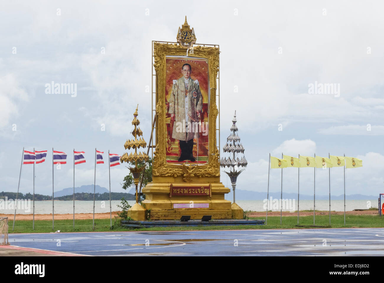 Ritratto di Re Bhumibol Adulyadej sul display per King's Day, Thailandia Koh Lanta, Provincia di Krabi, sud-est asiatico. Foto Stock