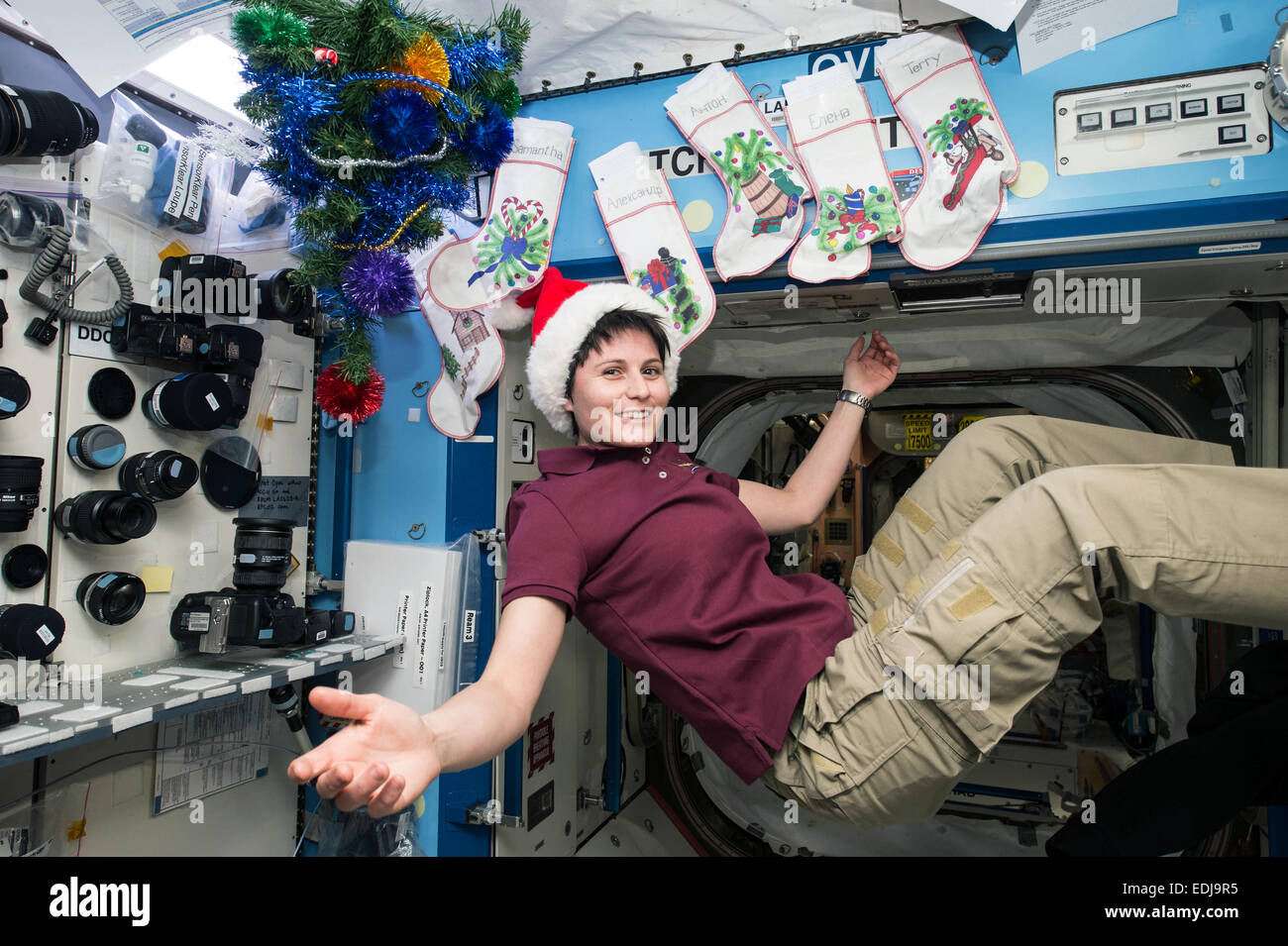 Stazione Spaziale Internazionale Expedition 42 Tecnico di volo Samantha Cristoforetti dell'Agenzia spaziale europea celebra il Natale mentre la vela intorno alla Terra ad oltre 17.000 miglia all'ora Dicembre 20, 2014 in orbita intorno alla terra. Foto Stock