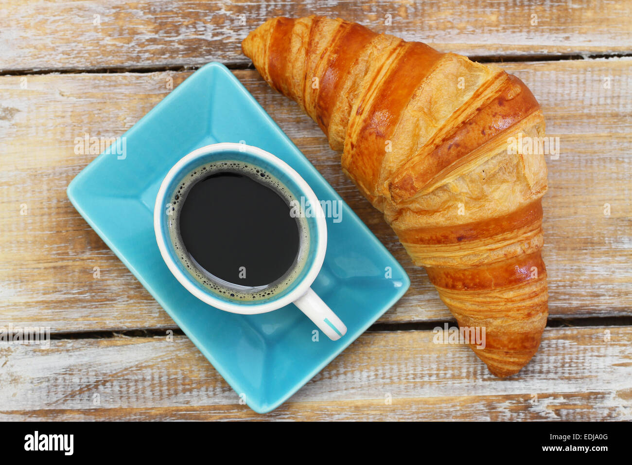 Caffè e Croissant rustico superficie in legno Foto Stock