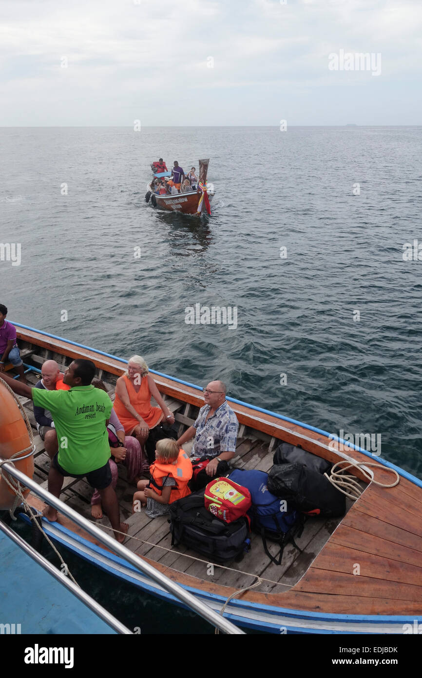 Legno tailandese barca long-tail il trasporto di turisti a destinazione dell'isola.Mare delle Andamane. Thailandia, Sud-est asiatico. Foto Stock