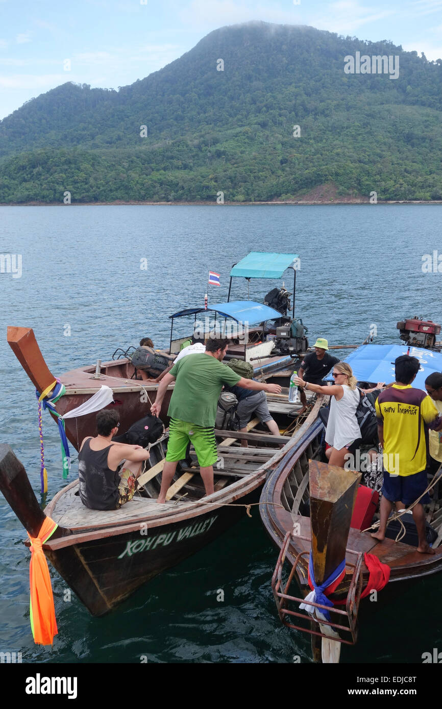 Legno tailandese barca long-tail il trasporto di turisti a destinazione dell'isola.Mare delle Andamane. Thailandia, Sud-est asiatico. Foto Stock