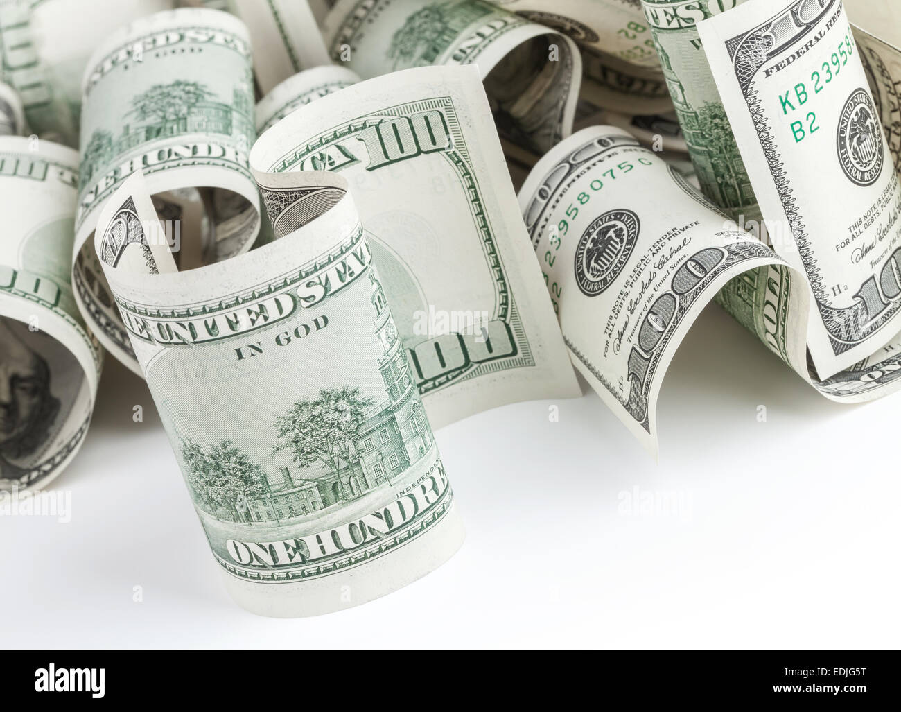 Pila del dollaro degli Stati Uniti centinaia di banconote in USD sul tavolo bianco. Messa a fuoco selettiva Foto Stock