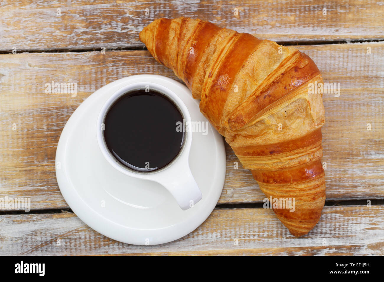 Caffè e Croissant rustico superficie in legno Foto Stock