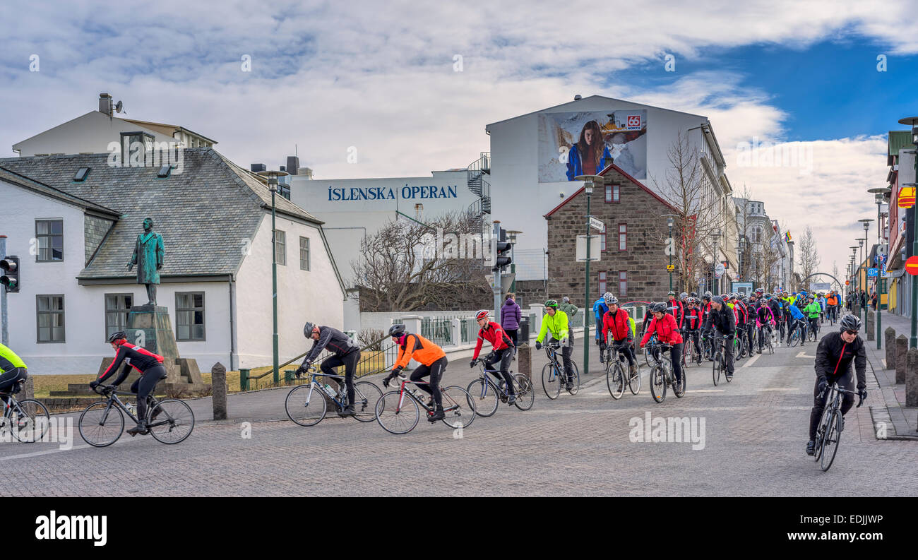 I ciclisti in sella da downtown, Reykjavik, Islanda Foto Stock