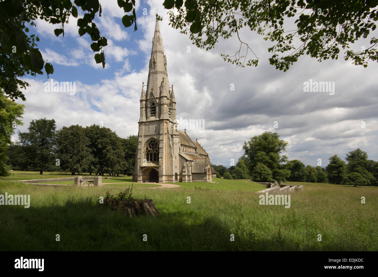 Inglese chiesa rurale immerso nel verde dei campi con case non incorniciato con alberi Foto Stock