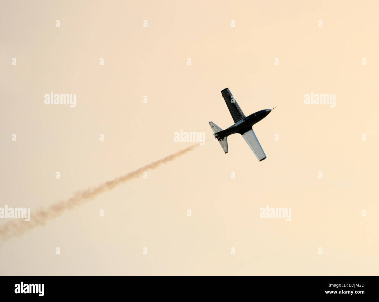 Piccolo getto di luce aereo volare nel cielo di sera Foto Stock