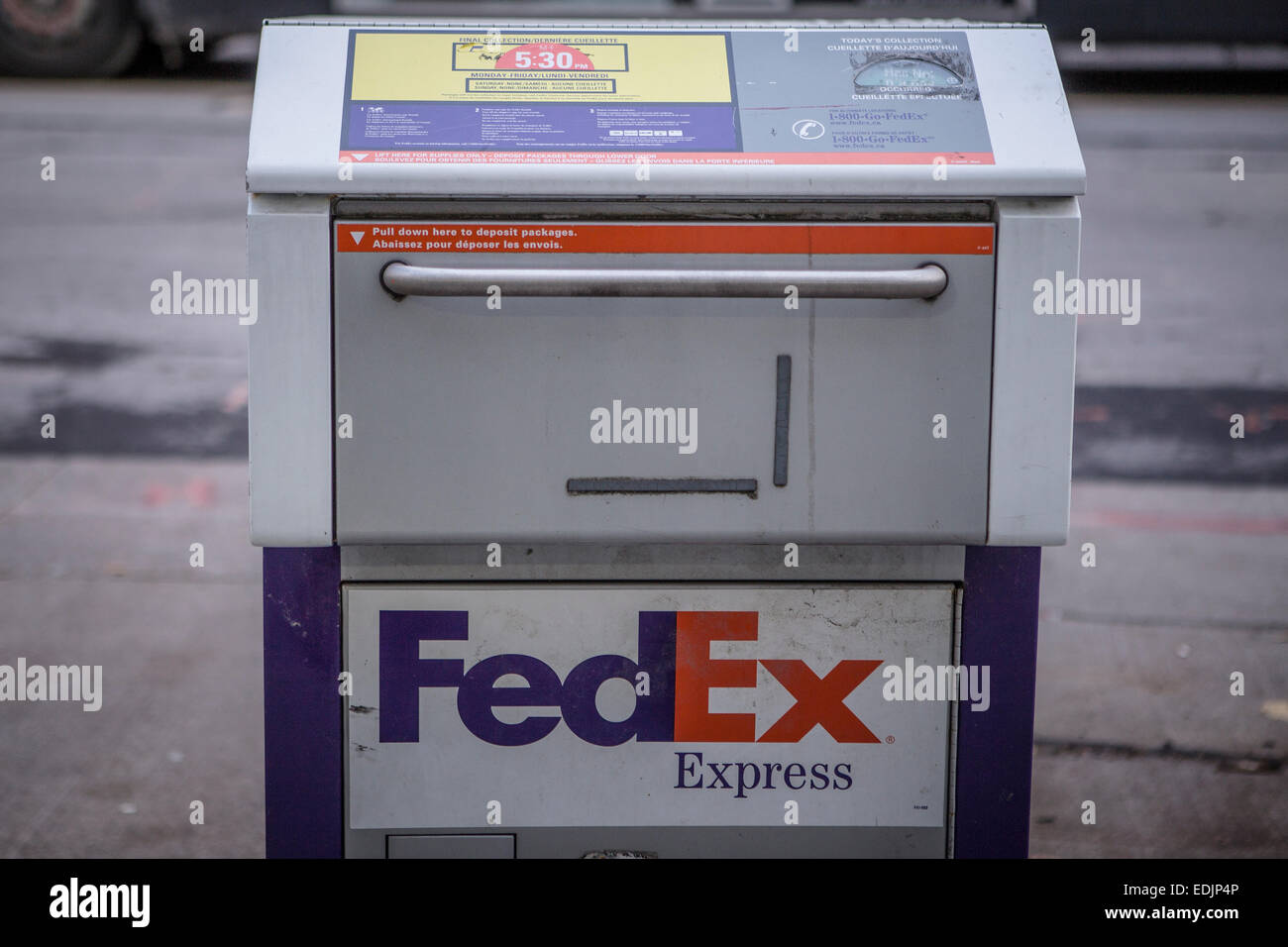 Un FedEx Express box è raffigurato in Ottawa Foto Stock