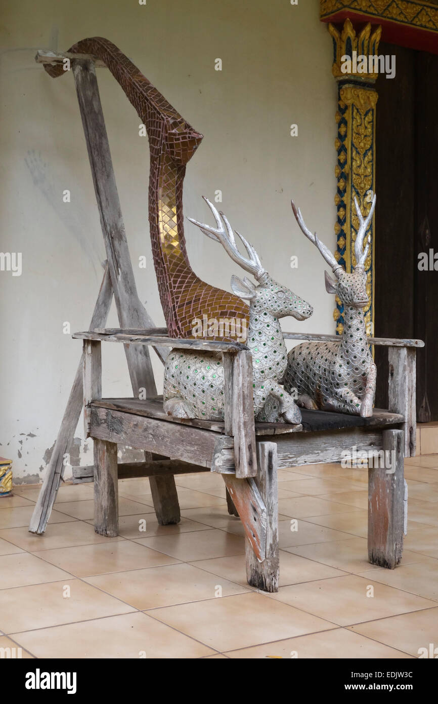 Statua di due cervi, tempio buddista, foresta monastero, Koh Lanta, Provincia di Krabi, Thailandia, Sud-est asiatico. Foto Stock
