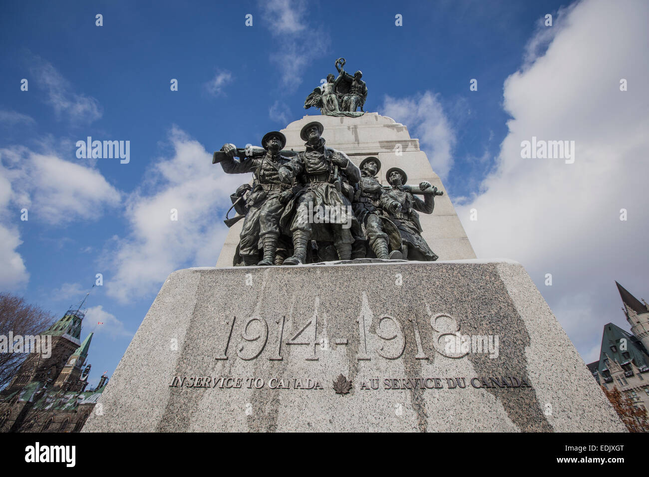 Un gruppo di adolescenti che si erge dalla National War Memorial e il canadese tomba del Milite Ignoto in confederazione Quadrato, O Foto Stock